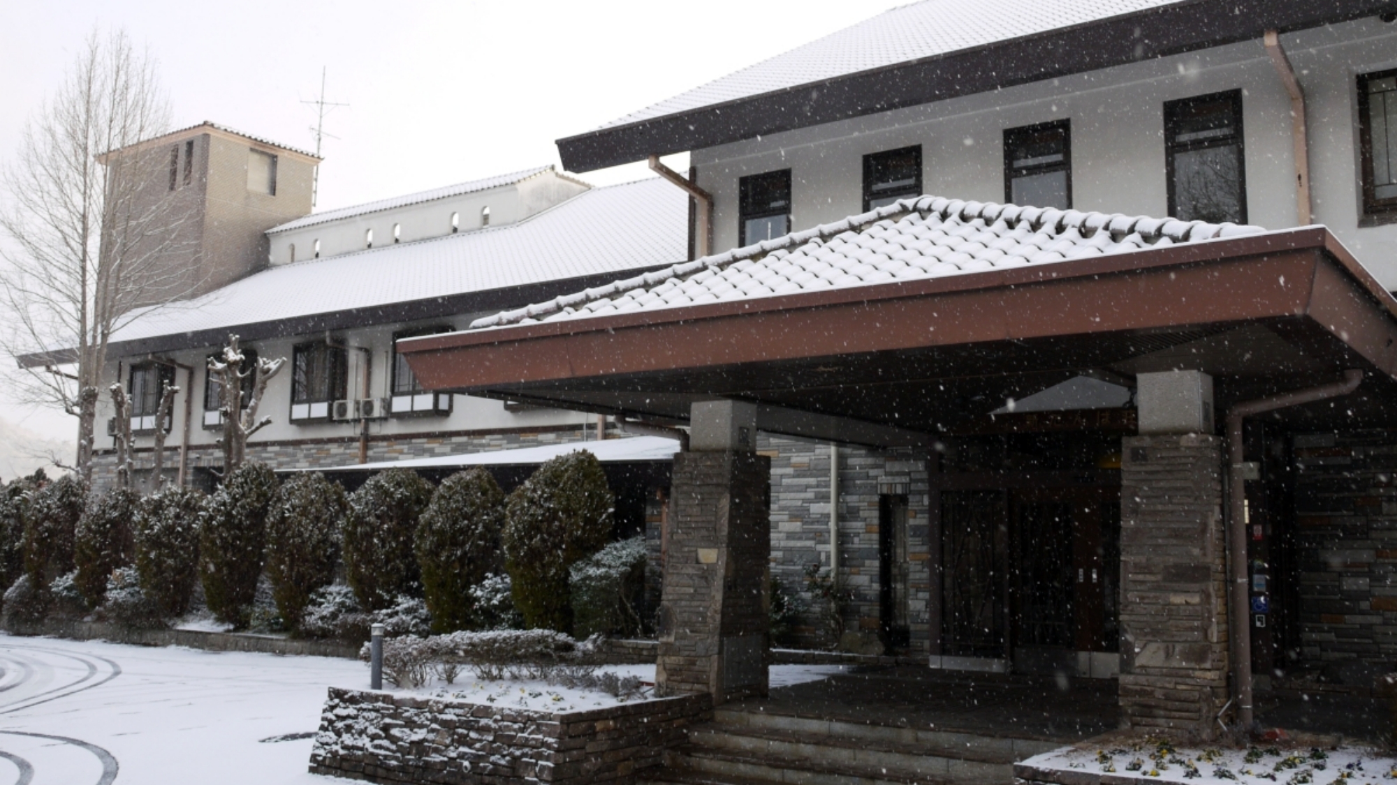 *【冬】冬の澄んだ空気に包まれたホテルの外観。