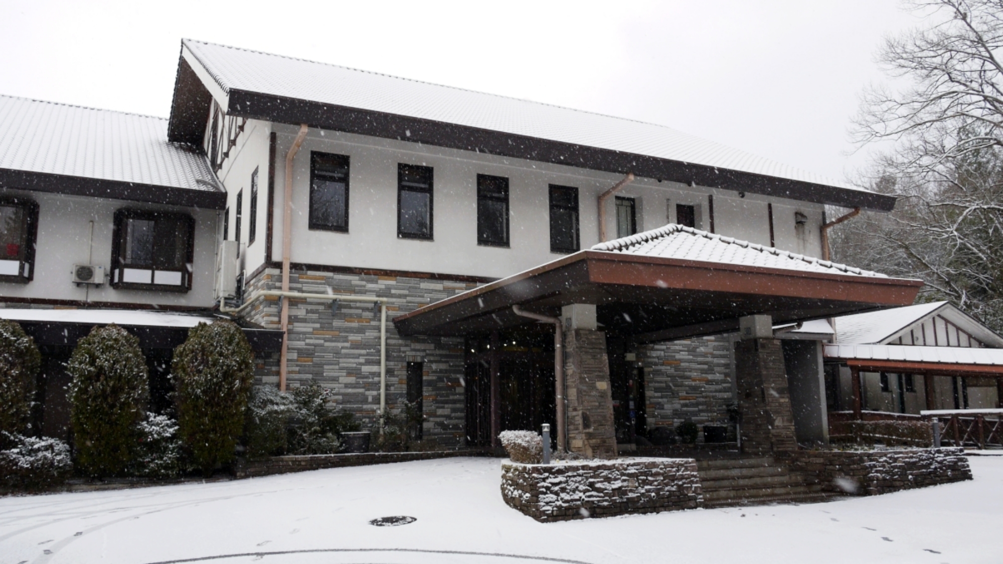 *【冬】冬の澄んだ空気に包まれたホテルの外観。