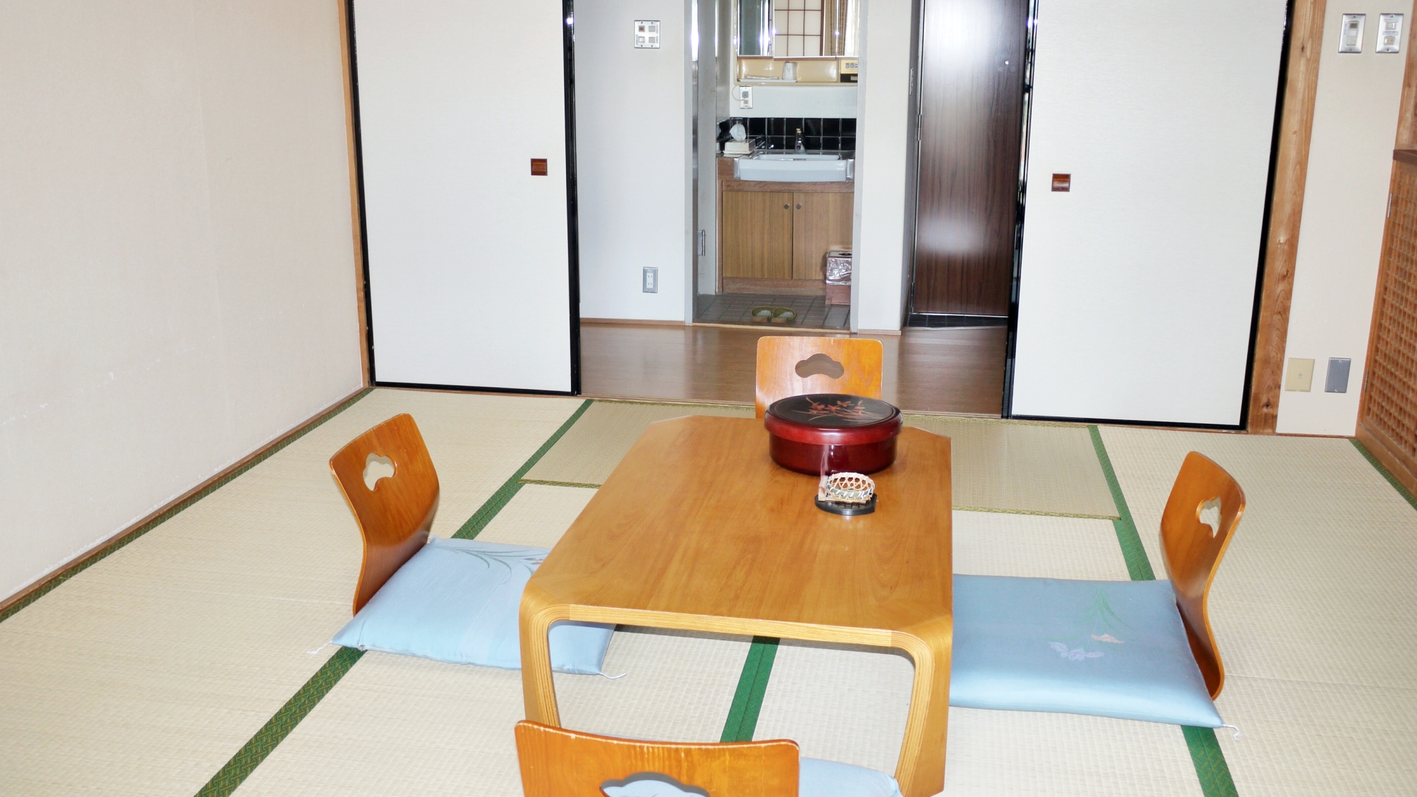 *【本館和室（トイレ・洗面付）】足をゆったり伸ばせる和室のお部屋。お風呂は大浴場をご利用下さい。