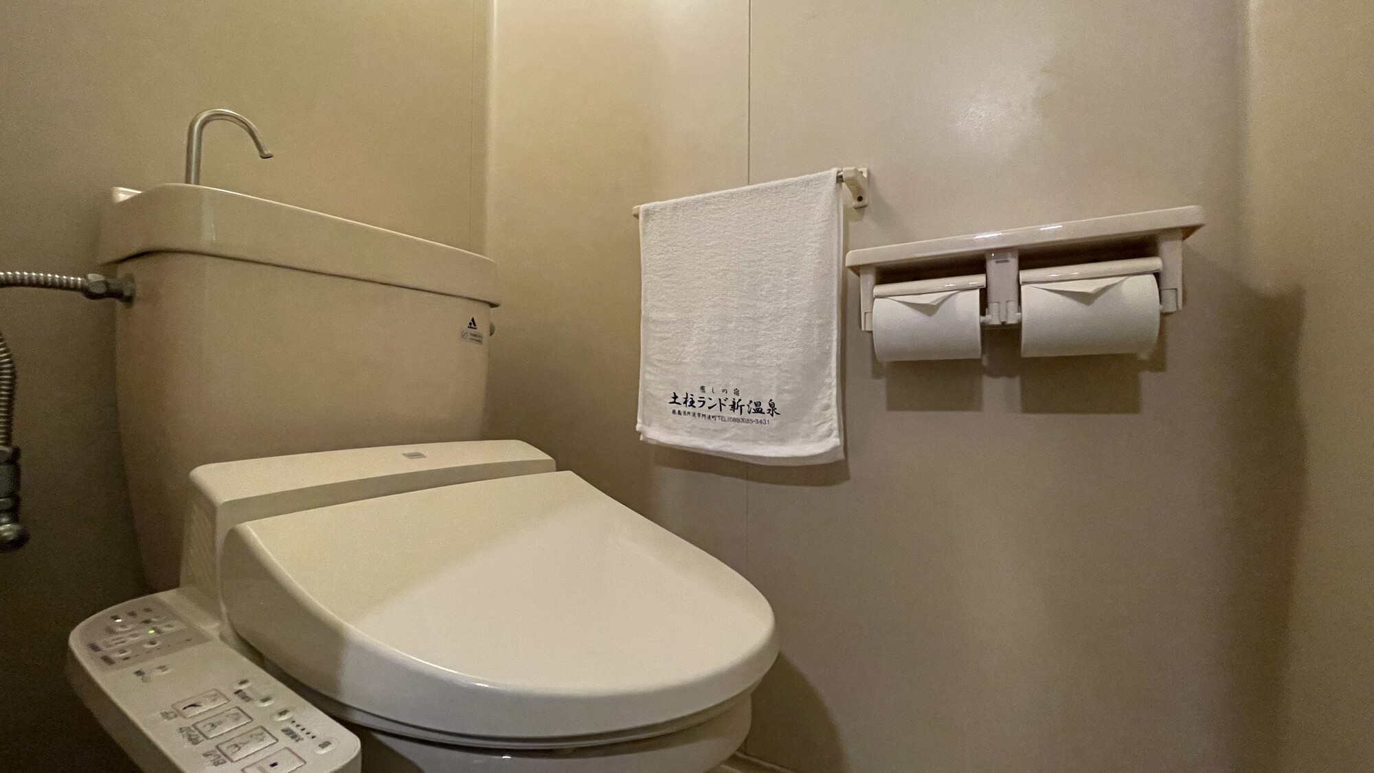 ■温水洗浄トイレを設置している客室がございます。（※客室によっては共同トイレのご利用となります）