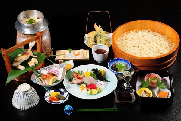 徳島名物「阿波尾鶏」のコクと旨みたっぷりのすき鍋＆徳島の魅力が詰まった山の幸会席【夕朝食付】