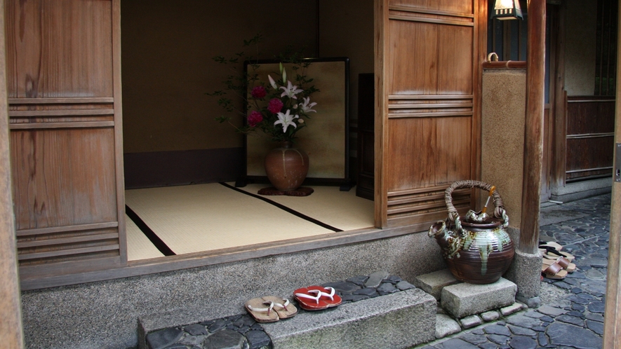 *【玄関】京都らしい木造の旅館。綺麗に使い込まれていて坪庭もあって、ホットする空間です。