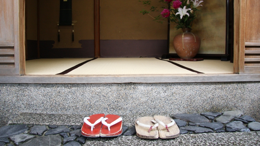 *【玄関】京都らしい木造の旅館。綺麗に使い込まれていて坪庭もあって、ホットする空間です。