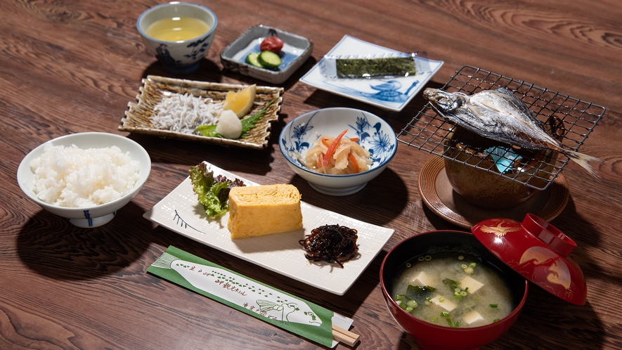 *【朝食一例】地元で獲れた魚を当館で干物にしております。日替わり朝食をお召し上がりください。