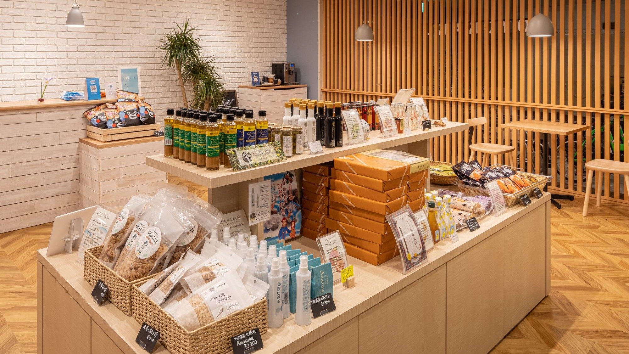 売店「海風SHOP」｜お土産コーナーには天草イルカの商品が多数