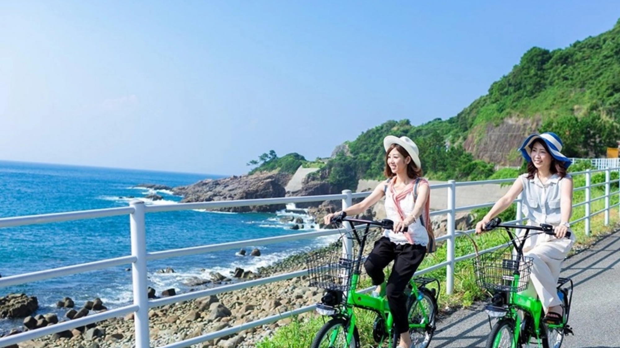 岩肌と海岸｜当館正面の海岸沿いに連なる荒々しい岩肌は迫力満点
