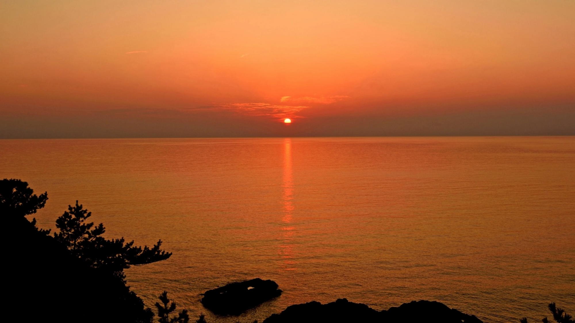 景色｜水平線に夕陽が沈む瞬間をゆっくりとご覧ください