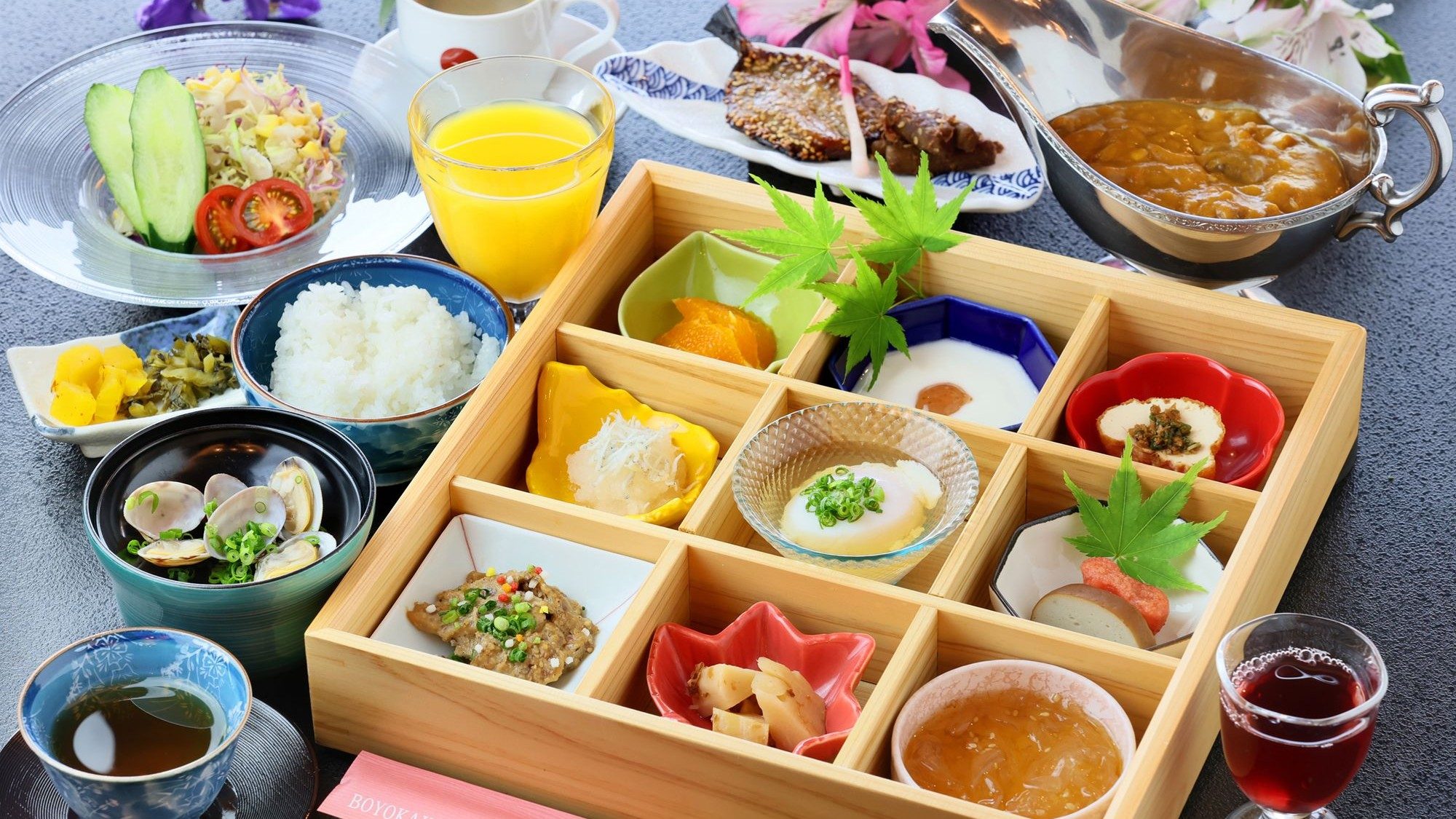 朝食│小鉢を少しずつ楽しめる彩り豊かな朝食膳