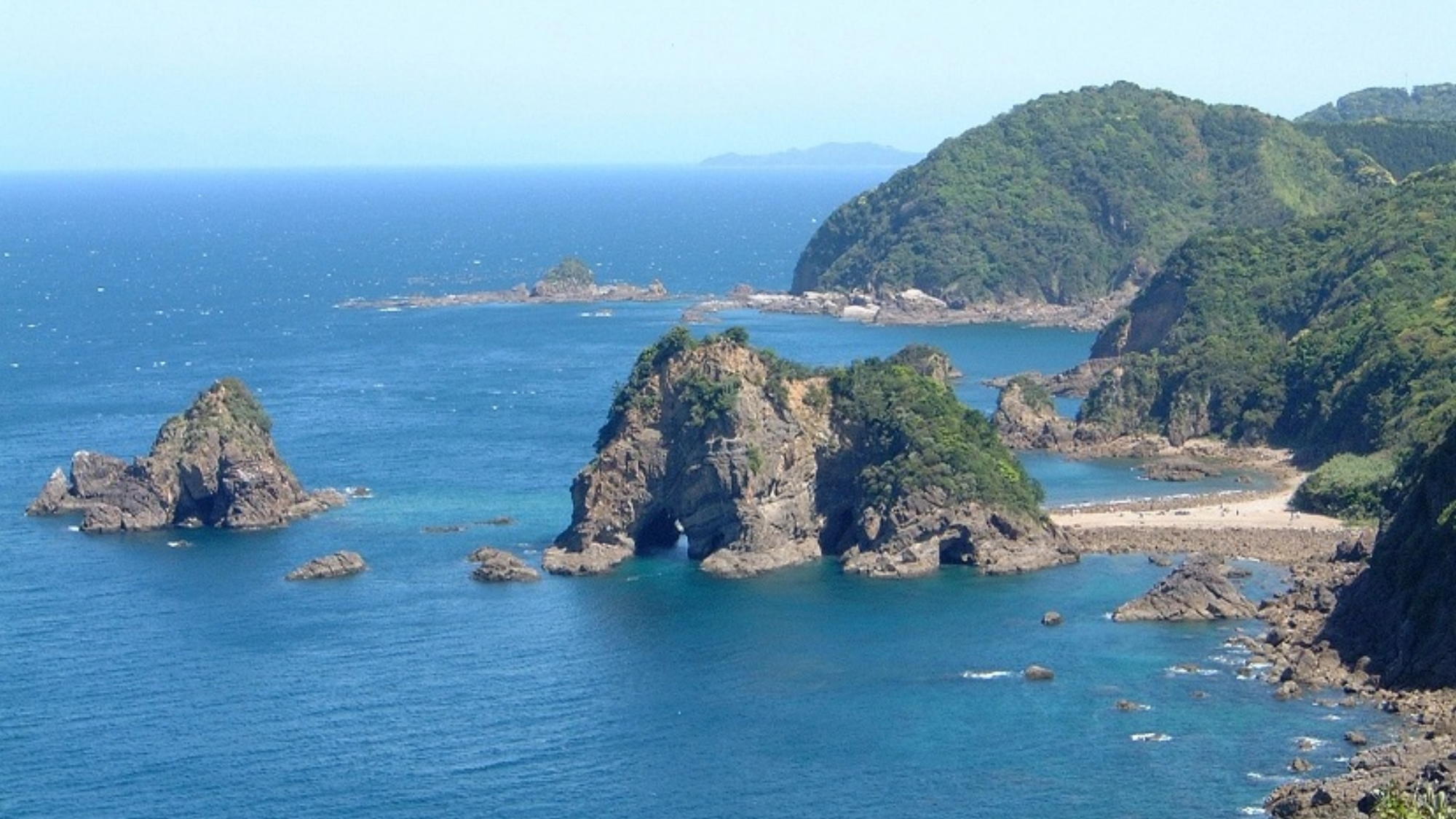 妙見浦｜天草西海岸を代表する岩礁で、十三仏公園側から見ると象の形をしてユニーク