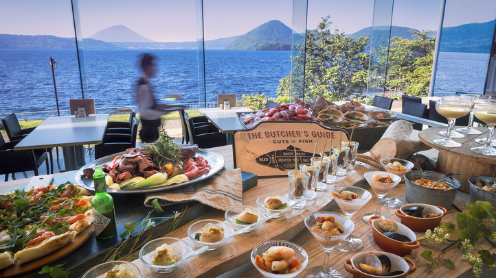 【ブッフェレストラン】風景もごちそう。優雅な湖畔時間を、彩り豊かなブッフェとともに。