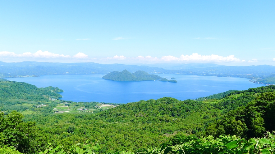 【夏】緑の森と青い湖のコントラストが美しい、夏の洞爺湖。