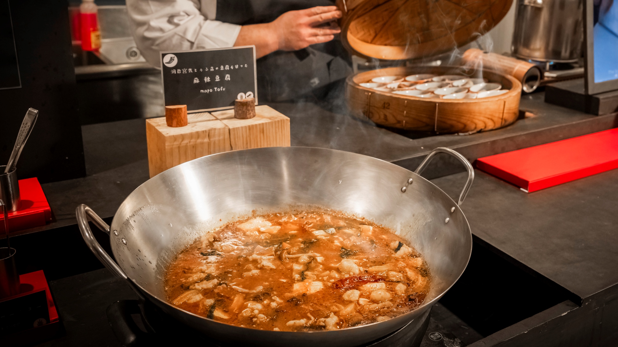 【ブッフェレストラン】中華コーナーには少し辛めの料理も。アツアツの蒸篭もお楽しみいただけます