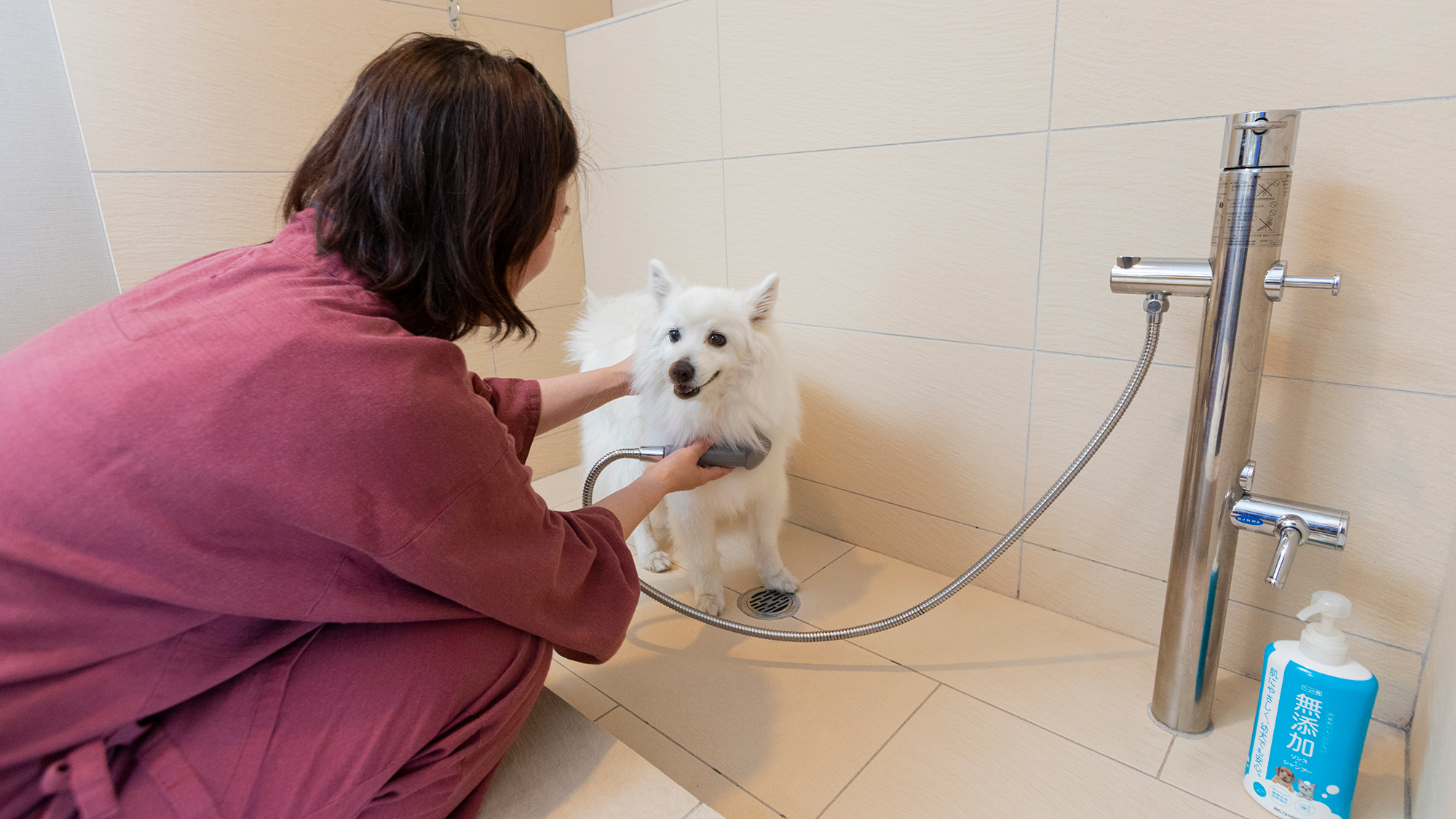 【ペットルーム】ワンちゃん専用のシャワーブースには、犬用シャンプーもございます。