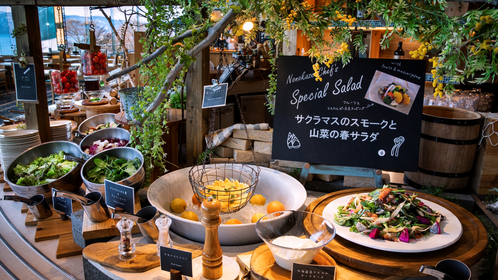 【ブッフェレストラン】目にも嬉しい、新鮮野菜たっぷりのサラダコーナー