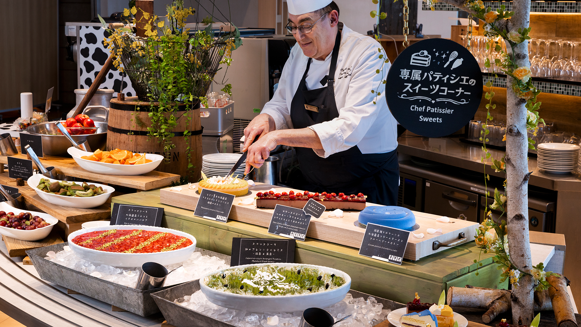【ブッフェレストラン】パティシエが取り分けるご褒美スイーツ。フルーツもソフトクリームも食べ放題