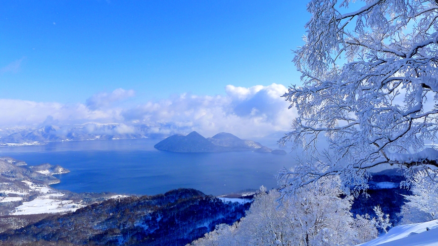 【冬】幻想的に広がる白と青の世界。洞爺湖中央にある無人島も厳しい冬を迎える。