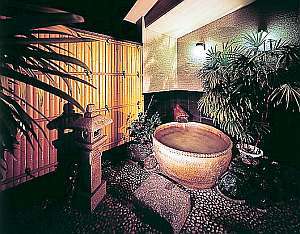 女子露天風呂・夜　庭園風の雰囲気が良。