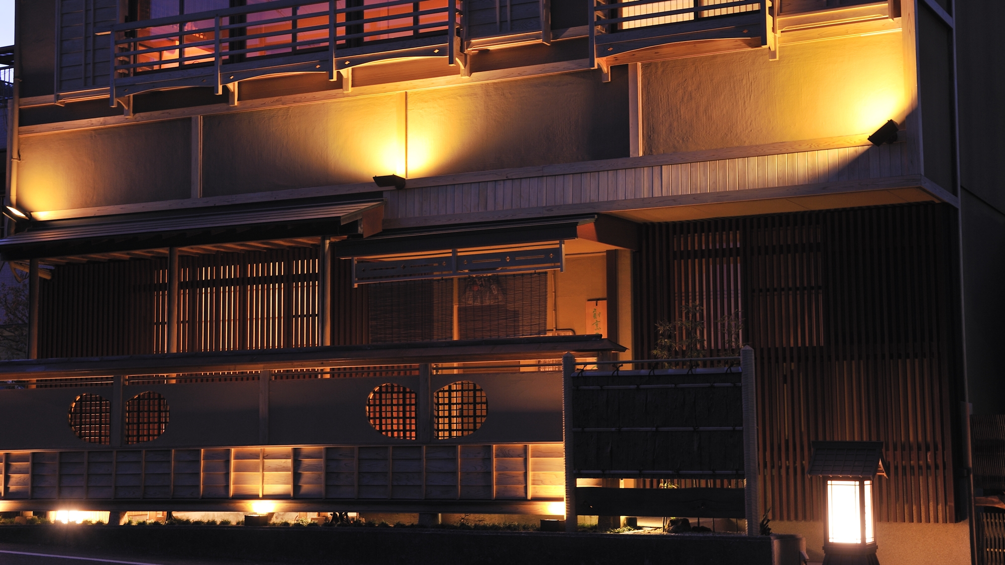 *外観（夜）