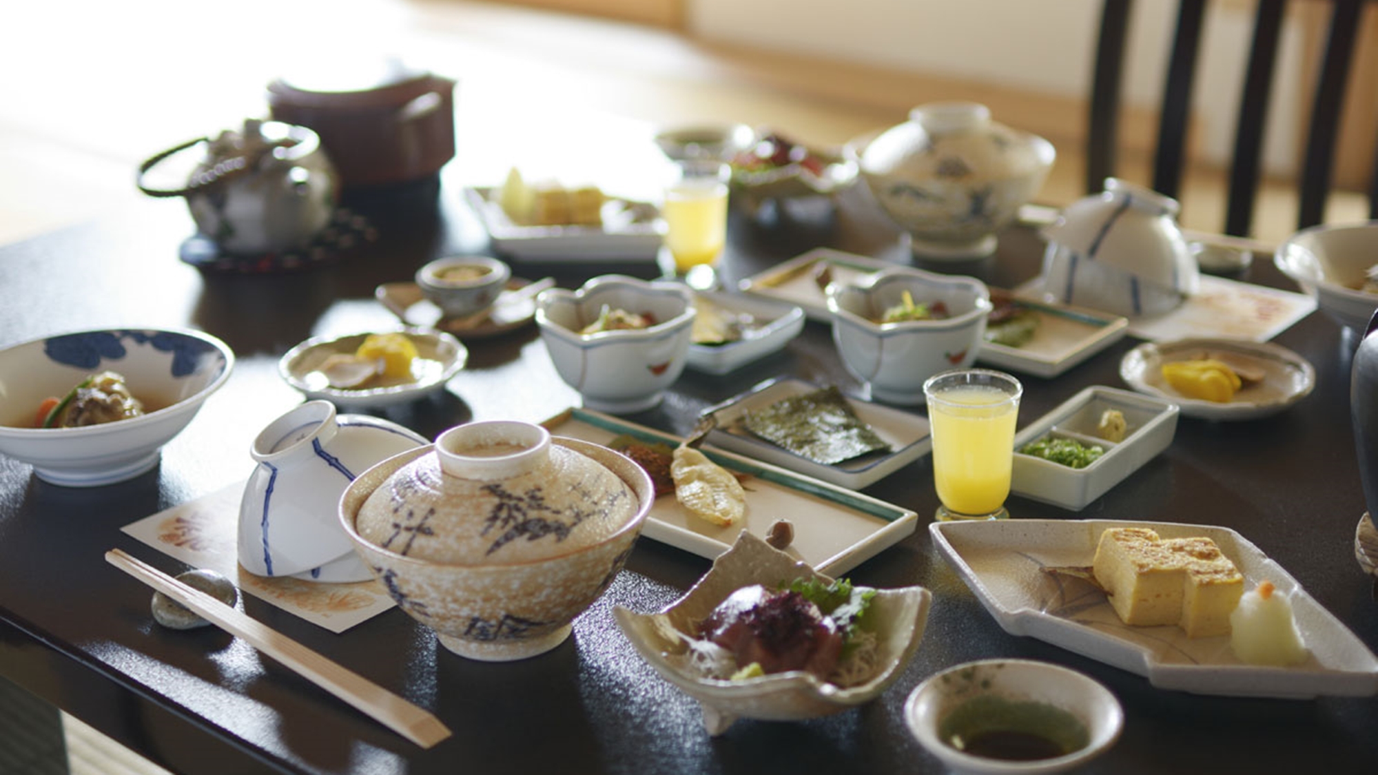 *朝食一例。だし巻きや、地魚の干物、自家製のからすみパウダーは、ごはんとの相性抜群！