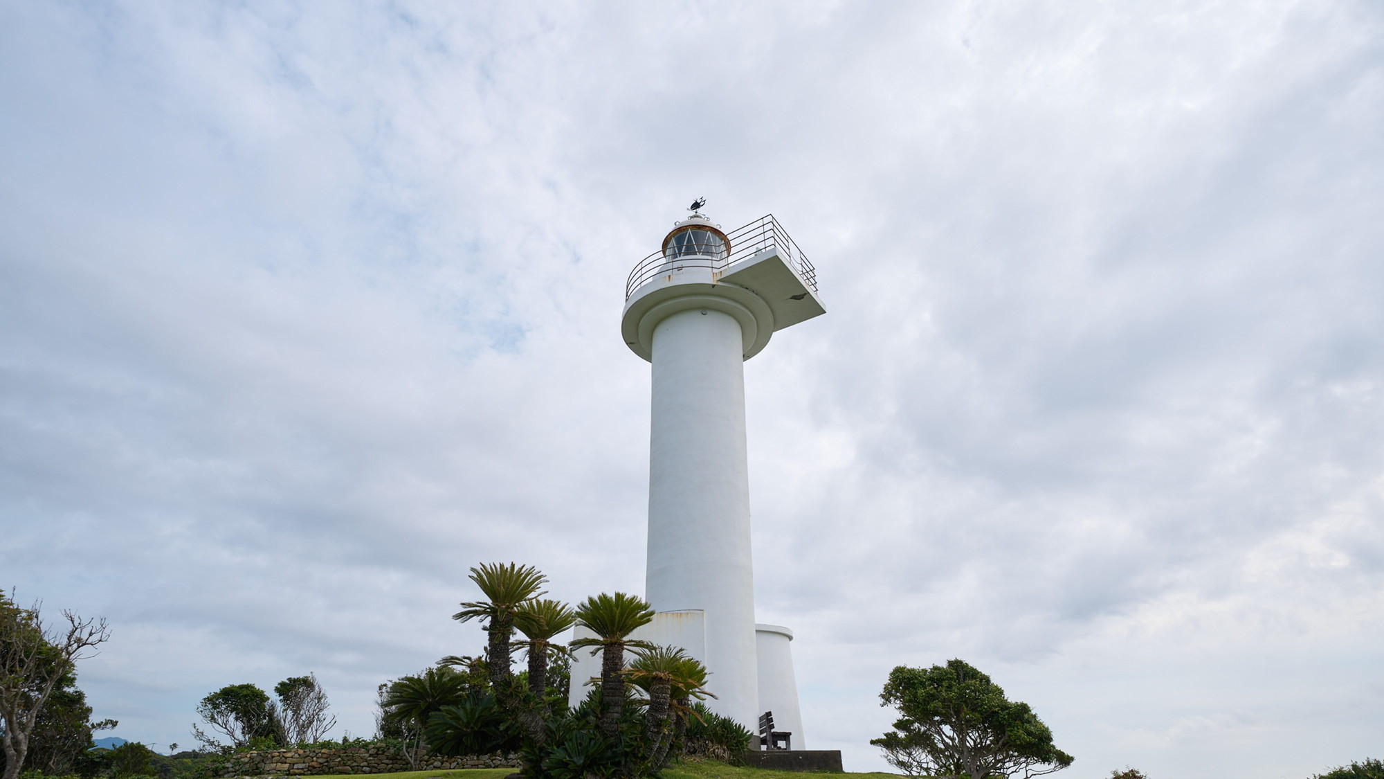 【観光】＜吉野熊野国立公園内・梶取埼灯台＞豊かな緑と海と空に、白亜の灯台が映える美しい風景