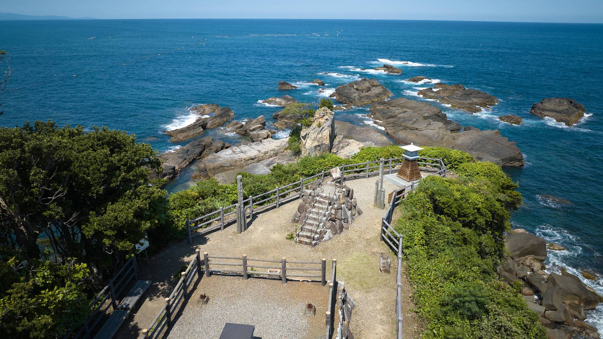 【観光】＜燈明崎（燈明崎山見台・狼煙場跡）＞太平洋を一望する岬。くじらの歴史を学ぶことができます