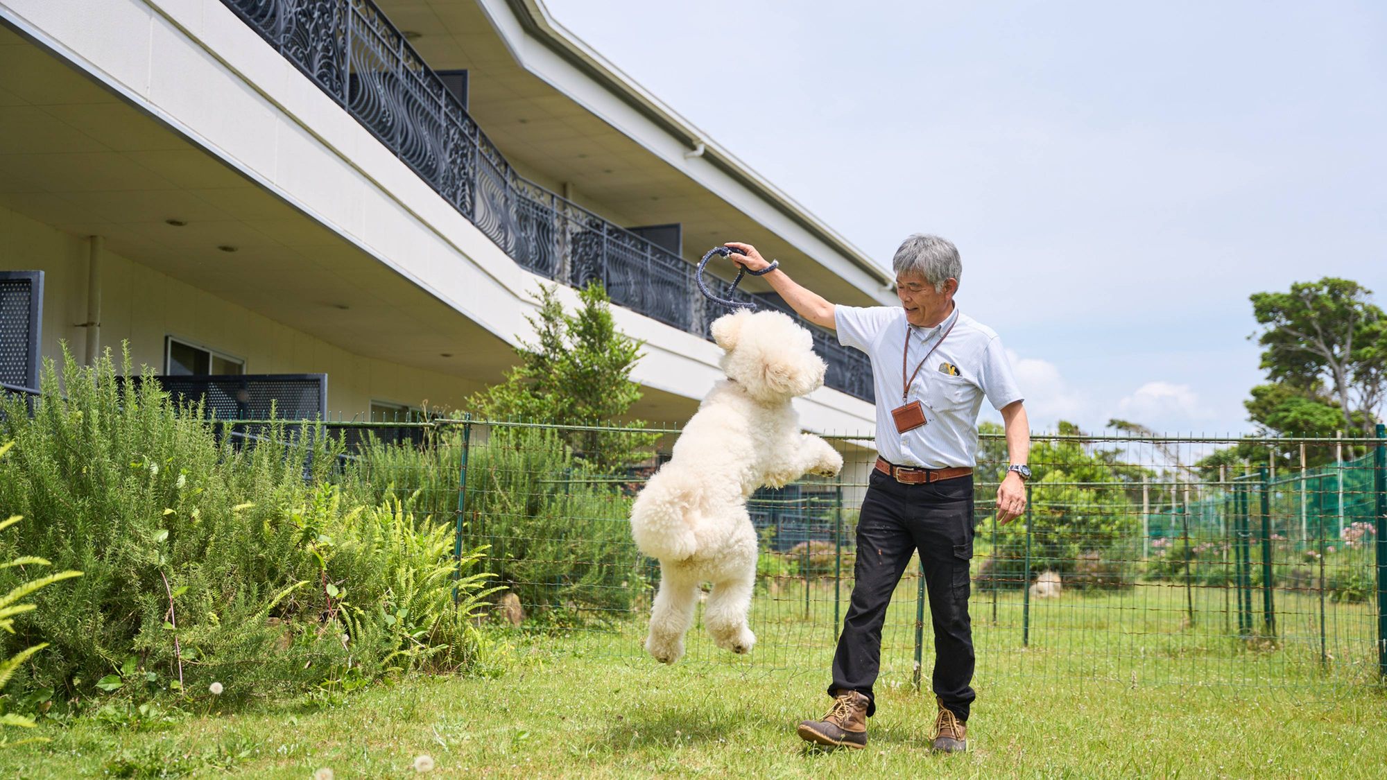 【ペット同宿可】ワンちゃんと一緒に泊まれる1階のお部屋は、専用のドッグランスペースがございます