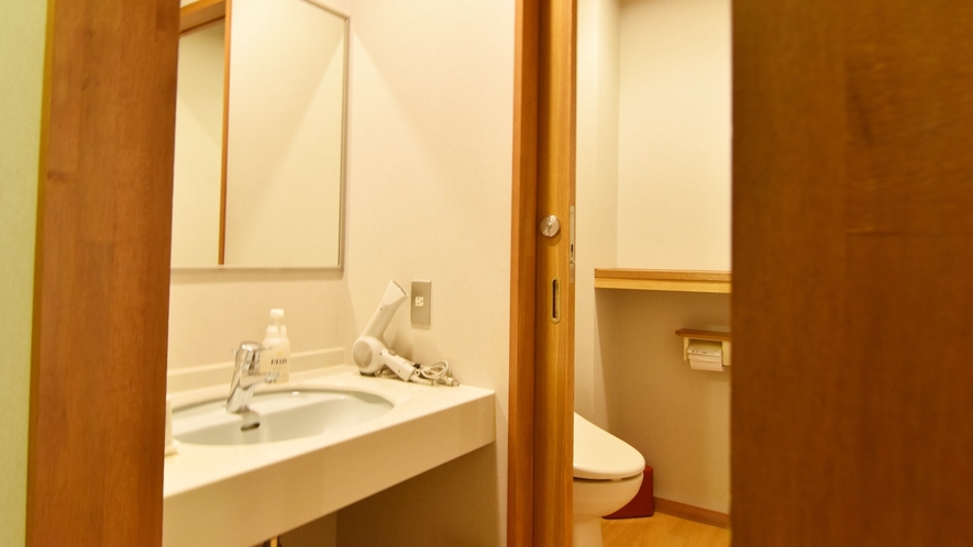 *【客室一例：ツイン洋室トイレ付】洗面台と洋式トイレを完備しております。