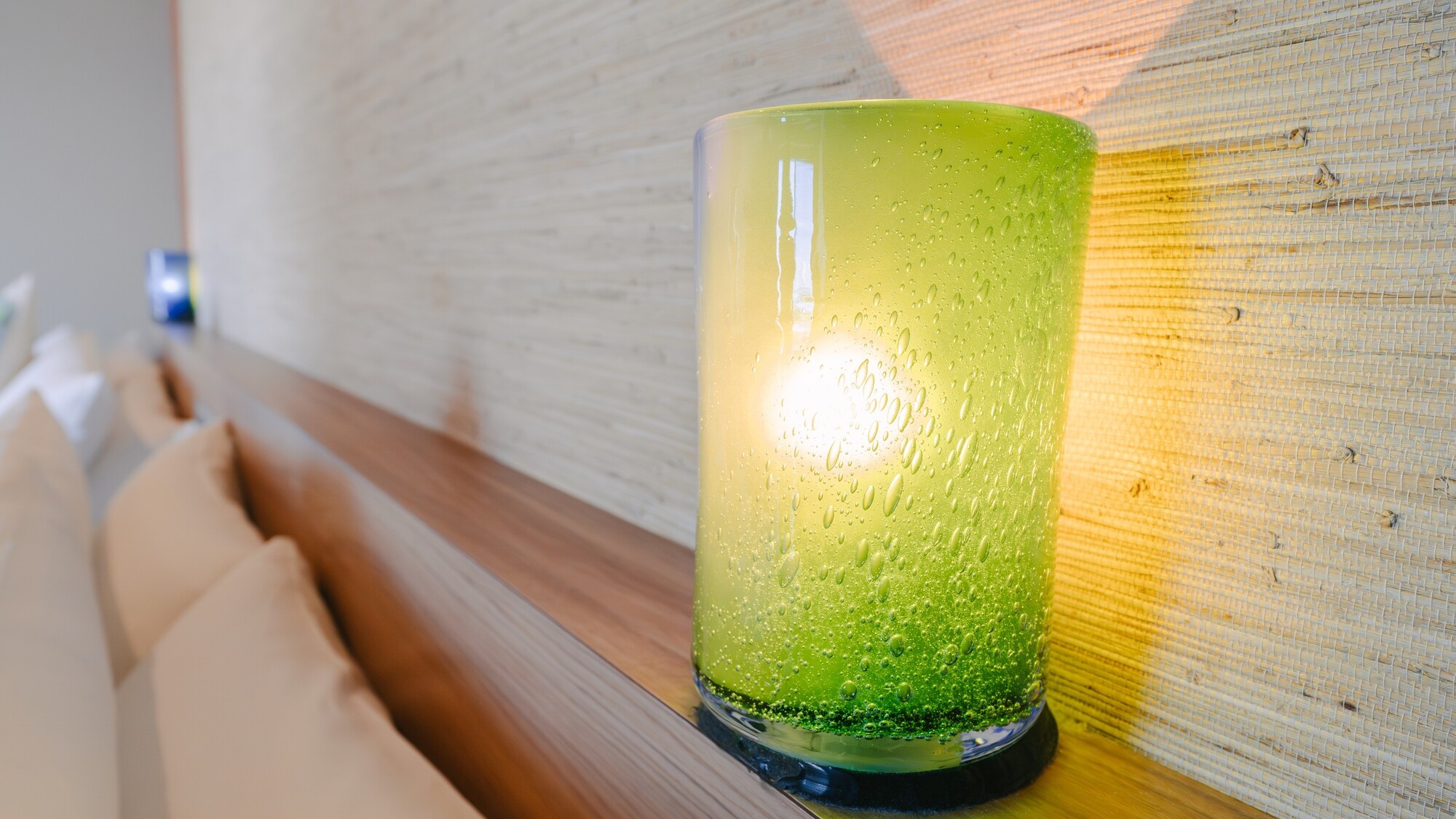 琉球グラスの柔らかな灯りが穏やかな時間を提供