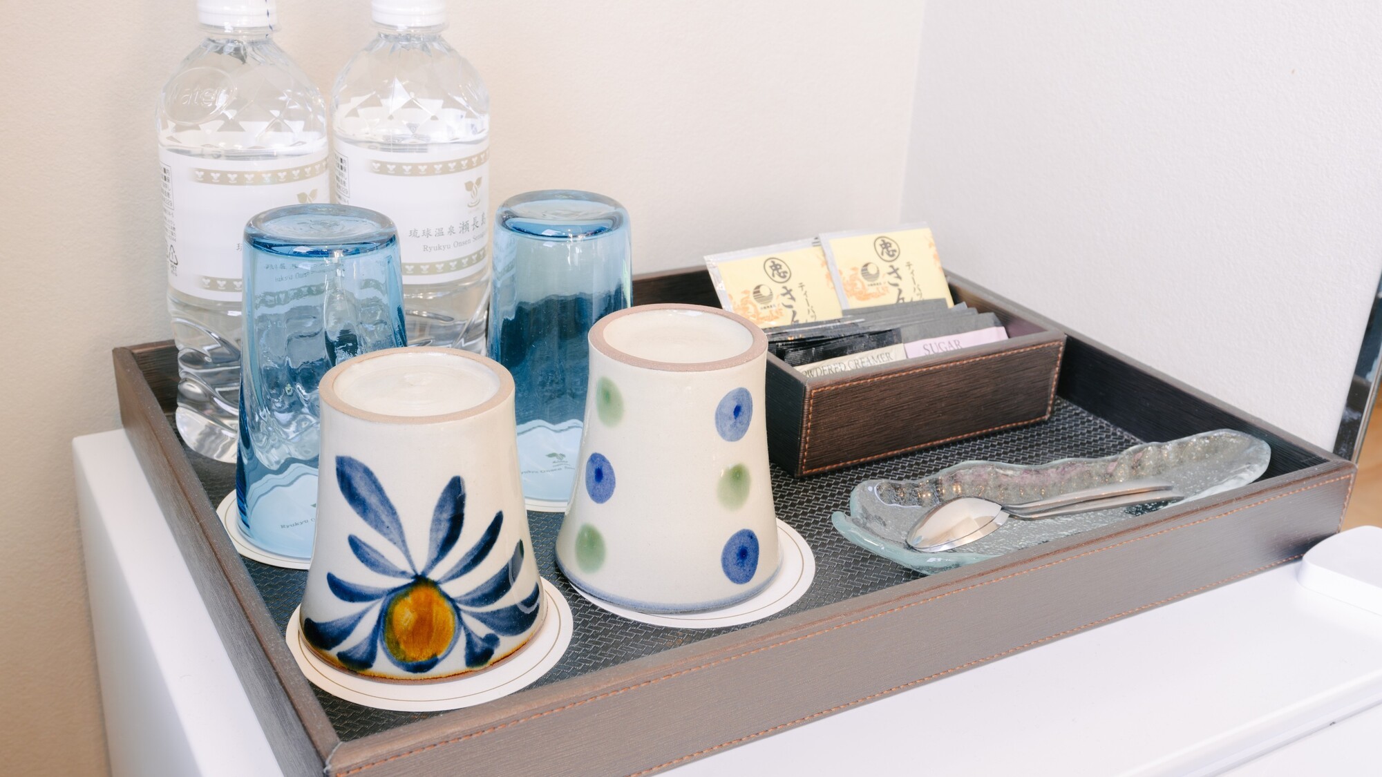 沖縄の伝統工芸の美しい器でドリンクタイムを