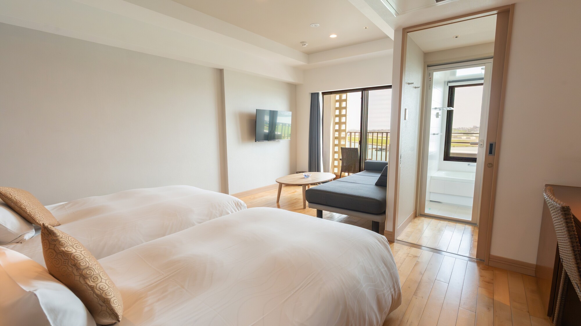 明るい窓と快適なベッドスペース