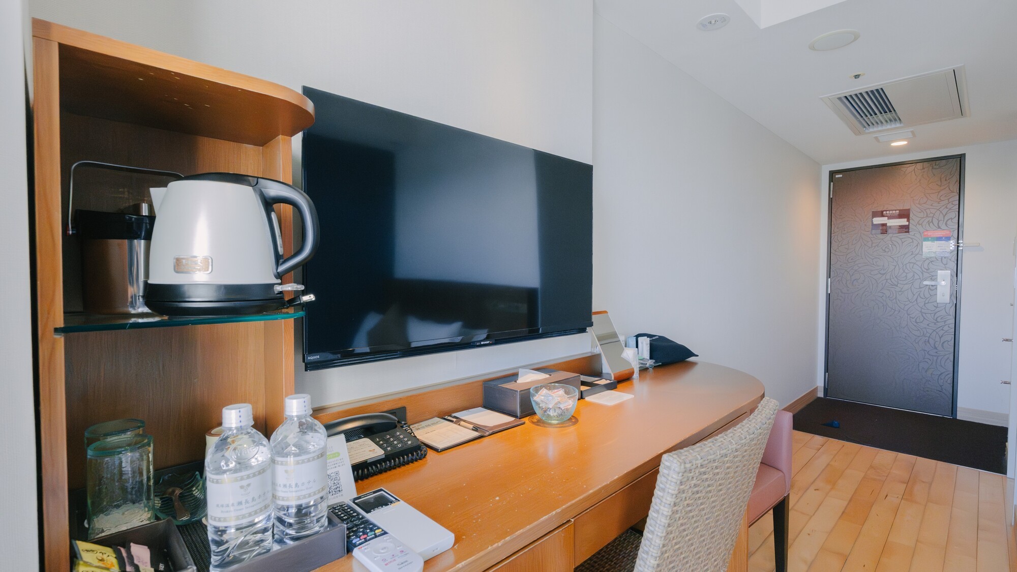 湯沸かしケトル無料のミネラルウォーターなどを完備