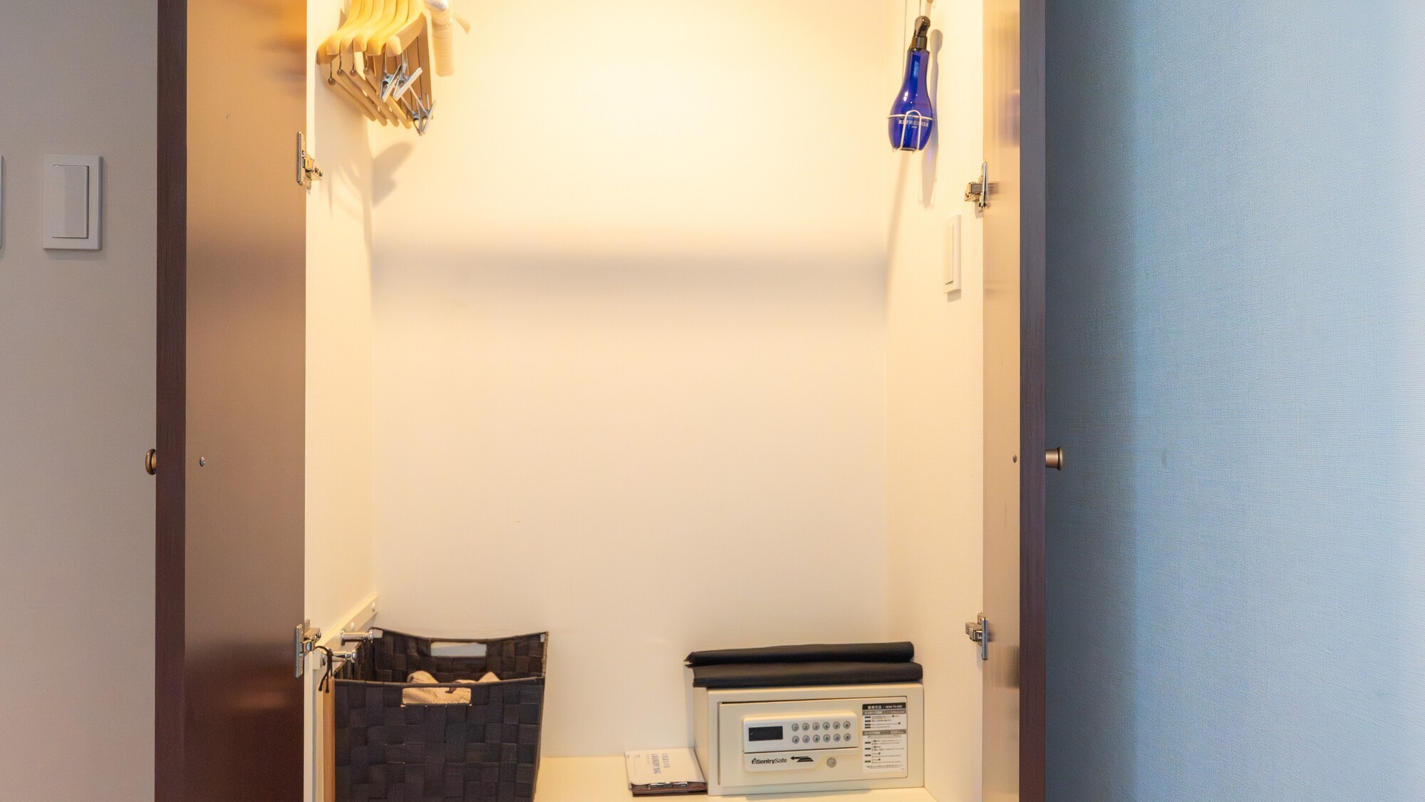 お部屋に備え付けのクローゼット