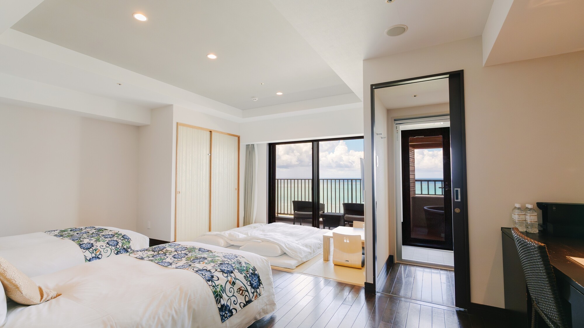 琉球畳の上にお布団を敷けば最大4名様まで利用可能