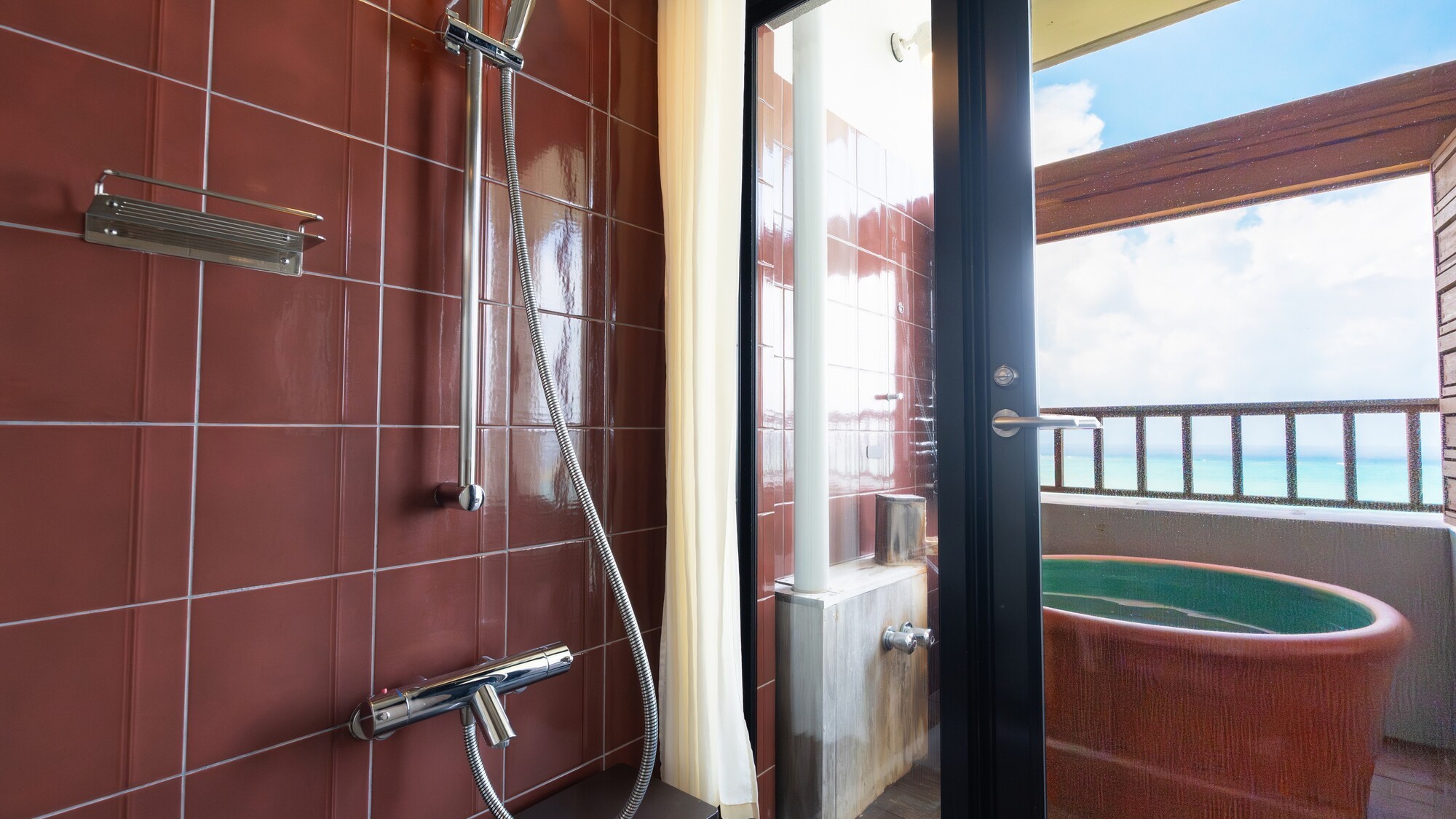 露天風呂へスムーズに移動できるシャワーブース