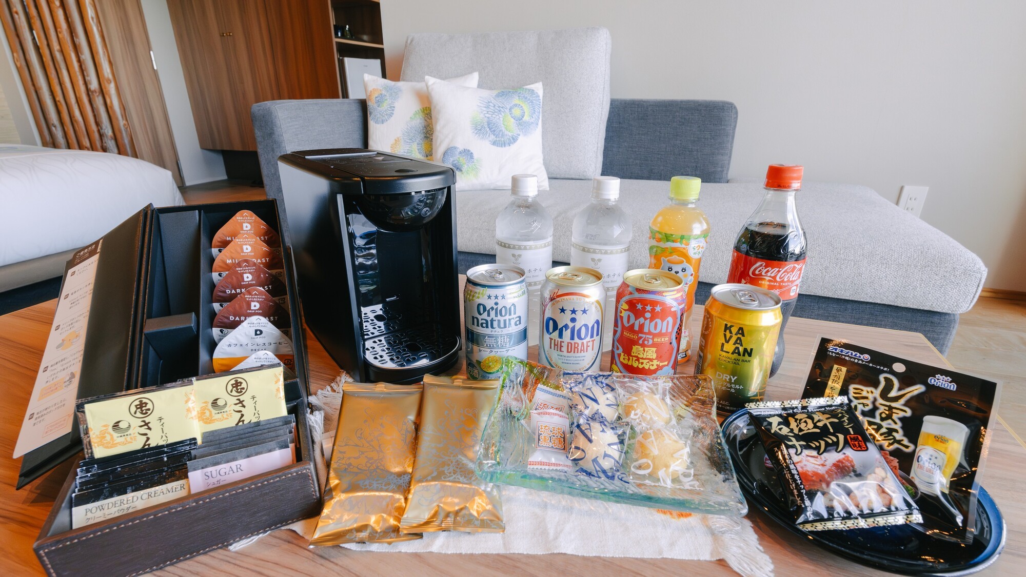 ミニバーのドリンクとスナックは全て無料