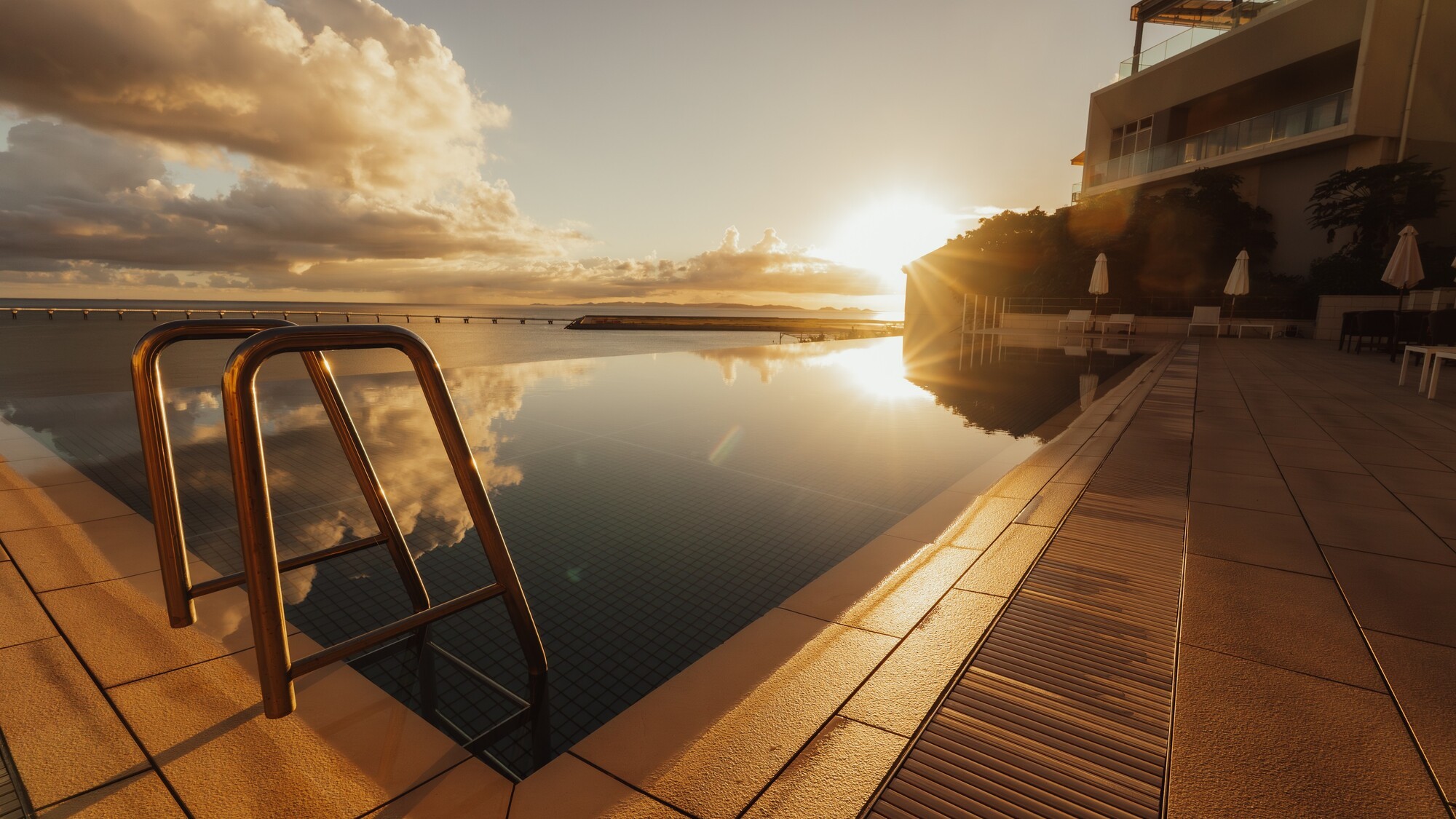 黄金色に染まる水面と空に心奪われるひととき