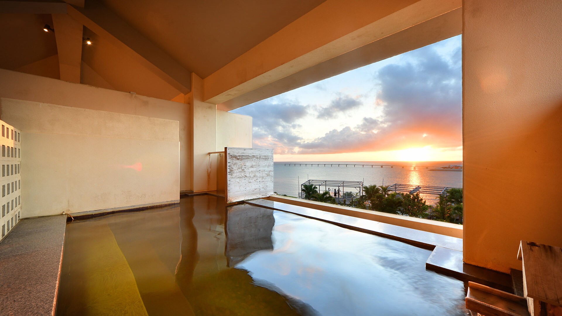 琉球温泉 龍神の湯の絶景