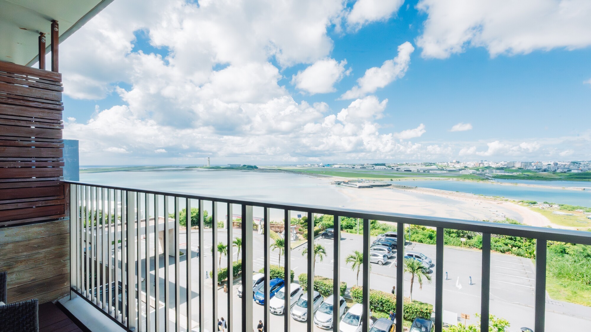 那覇空港と街並みを一望する贅沢なひとときを