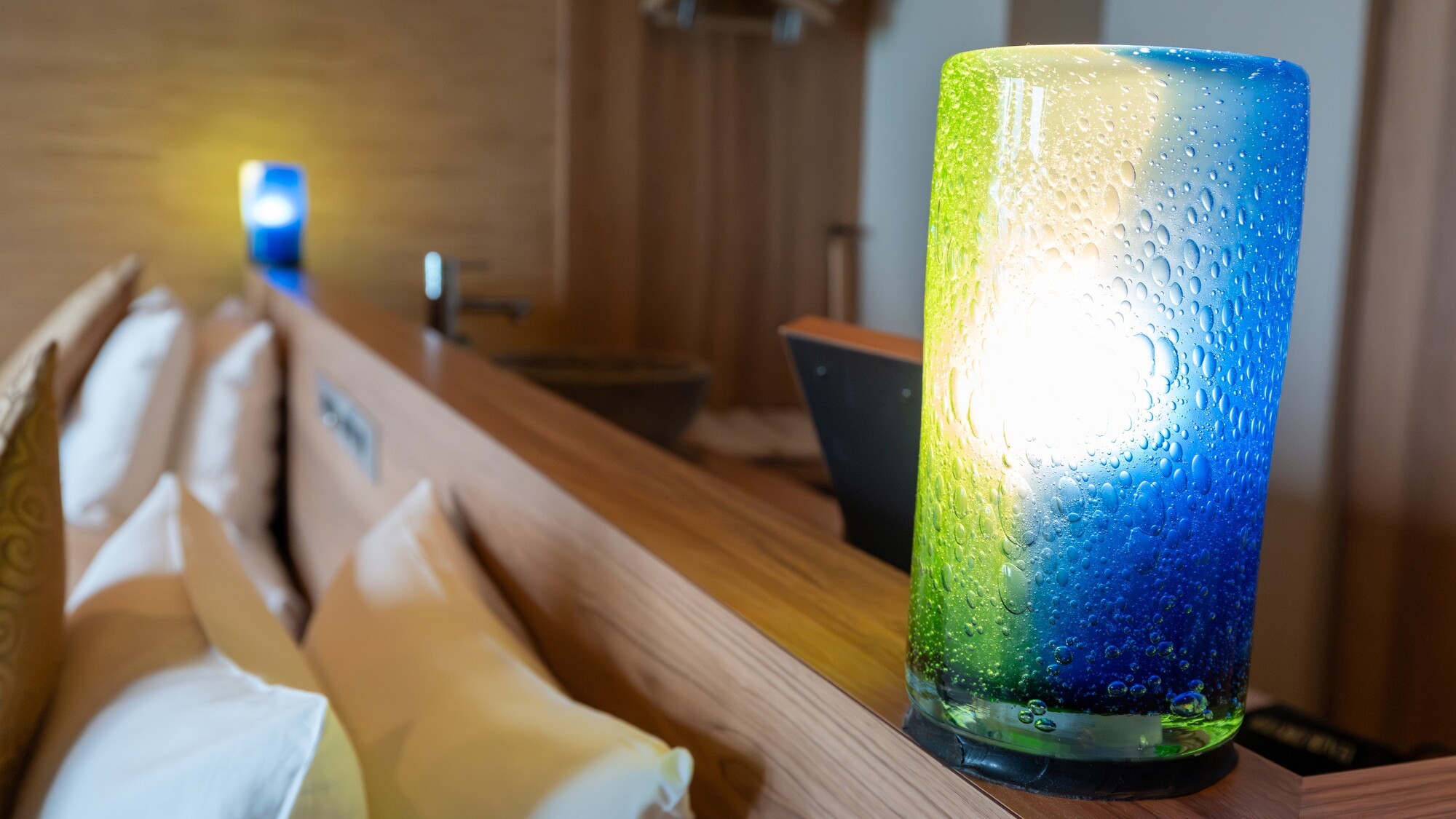 琉球ガラスのランプが優しい光で室内を包み込みます