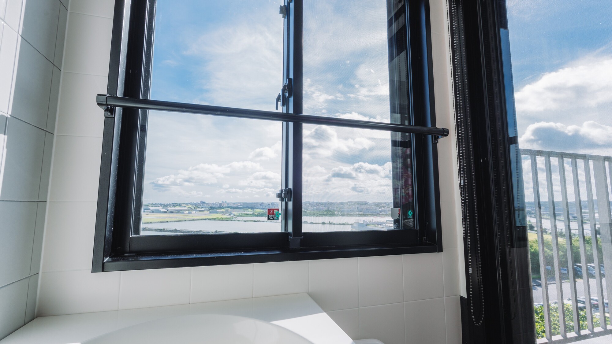 大きな窓から那覇空港を望むビューバス