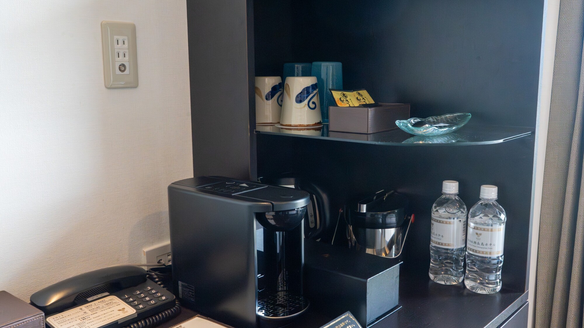 無料のミネラルウォーターとコーヒーメーカーをご用意