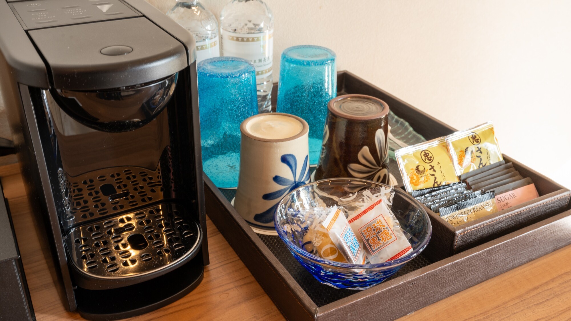 コーヒーメーカーやさんぴん茶、沖縄のお菓子をご用意