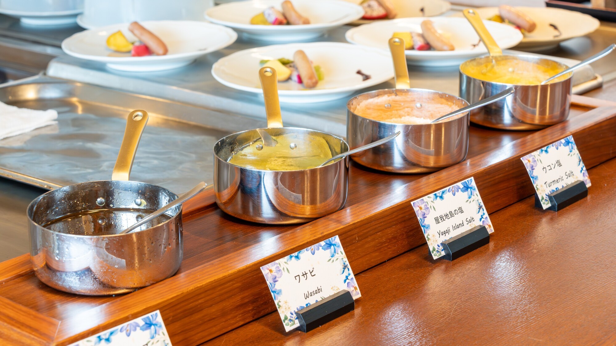 「あぐー豚」を飾る、繊細な調味料の数々