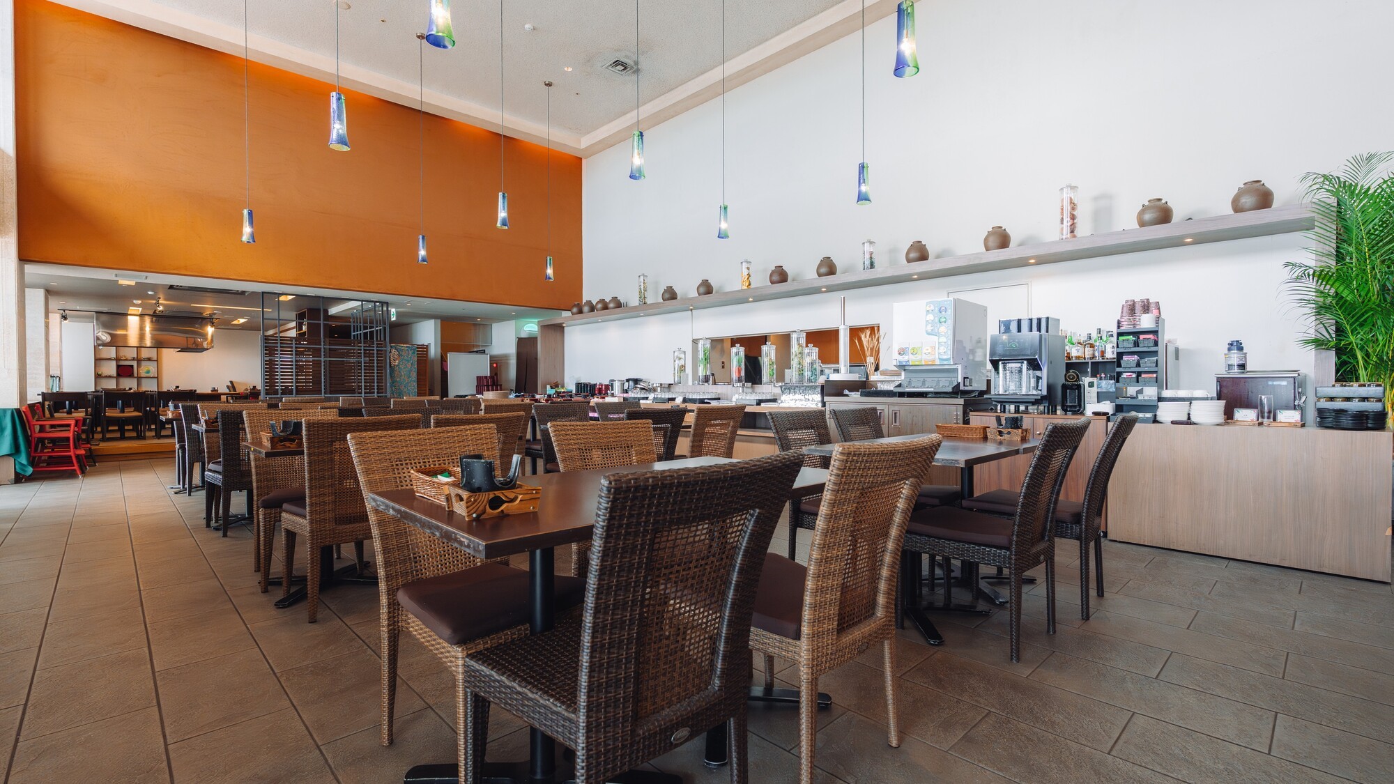 瀬長島ホテルの明るく開放的なレストラン