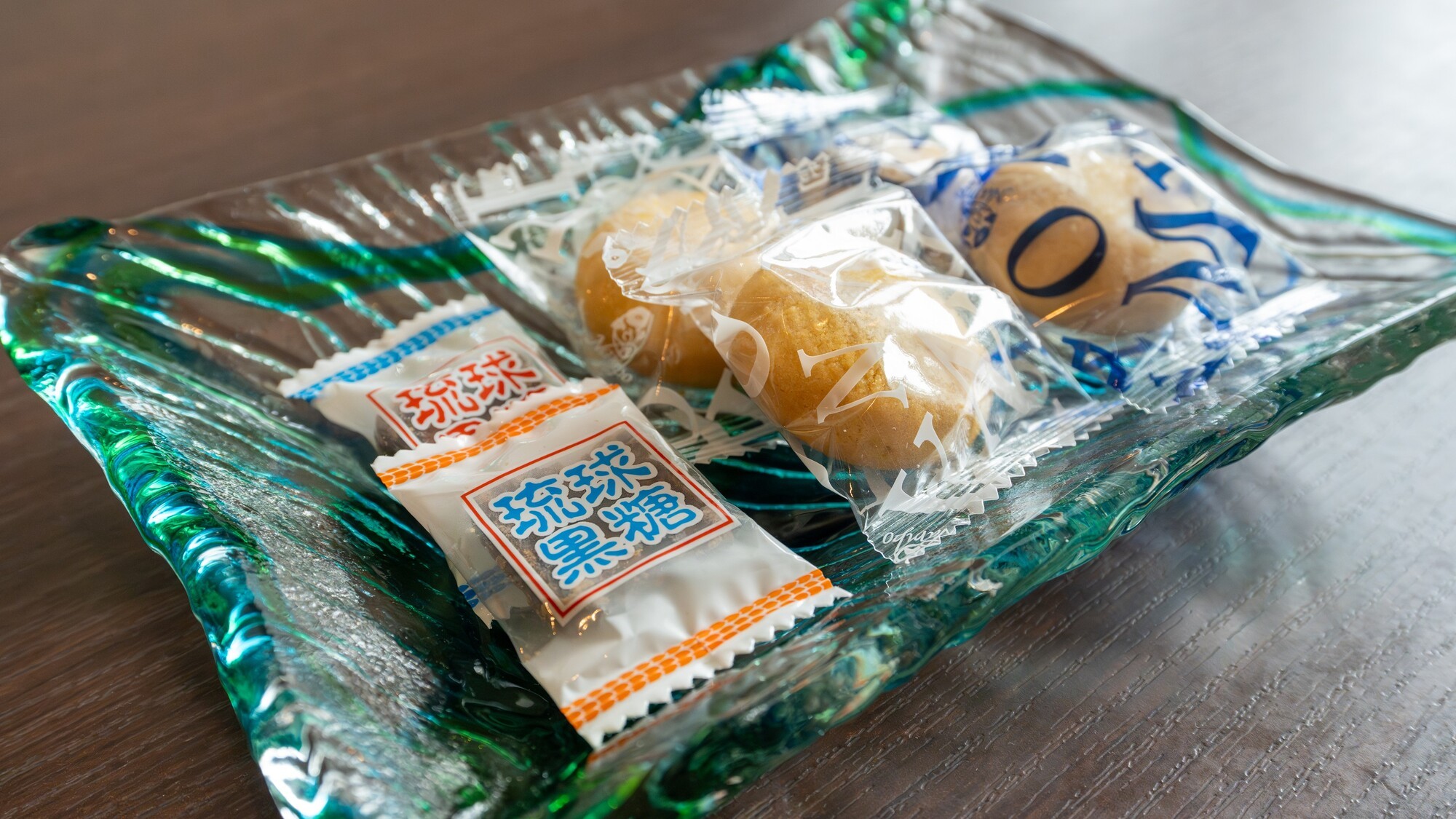 琉球伝統のお菓子「ちんすこう」や「黒糖」など、ささやかなウェルカムサービス