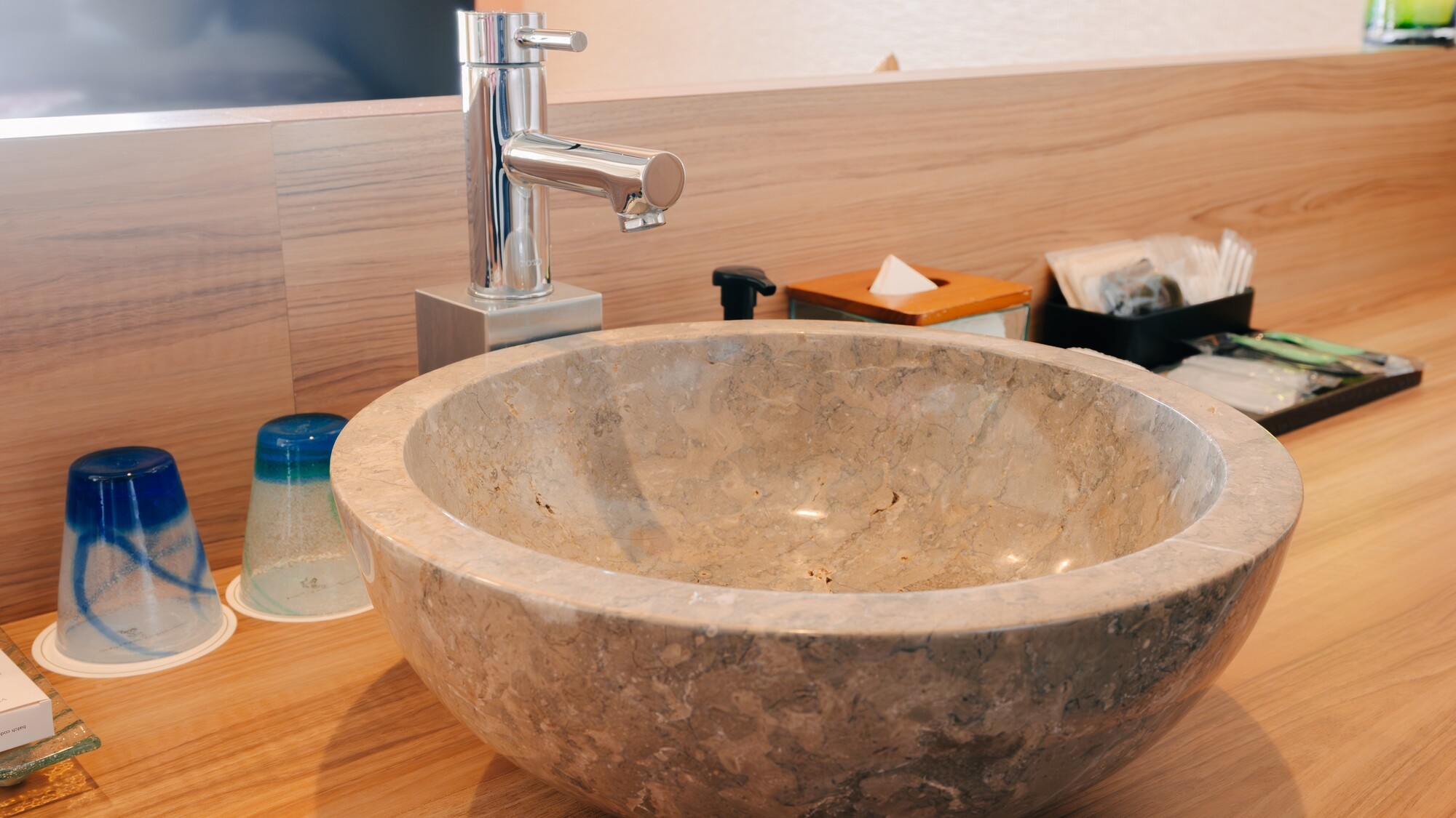 ゆとりあるカウンターには、アメニティやコップをすっきり配置