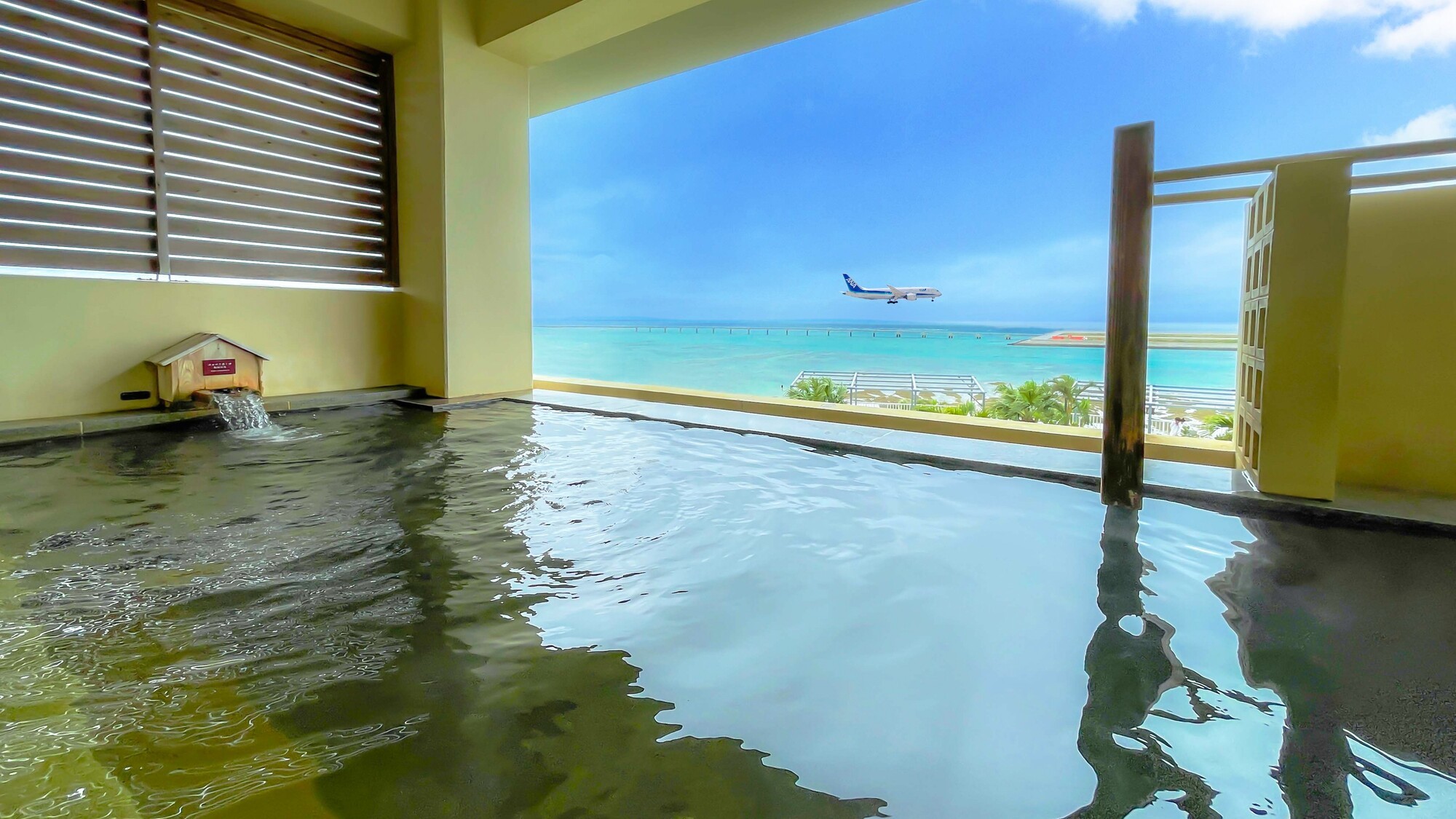 立ち湯　水深120㎝の立って入るタイプの珍しい湯舟