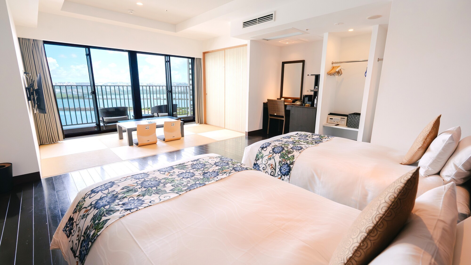 琉球畳の和室スペースと心地よい寝心地のベッド