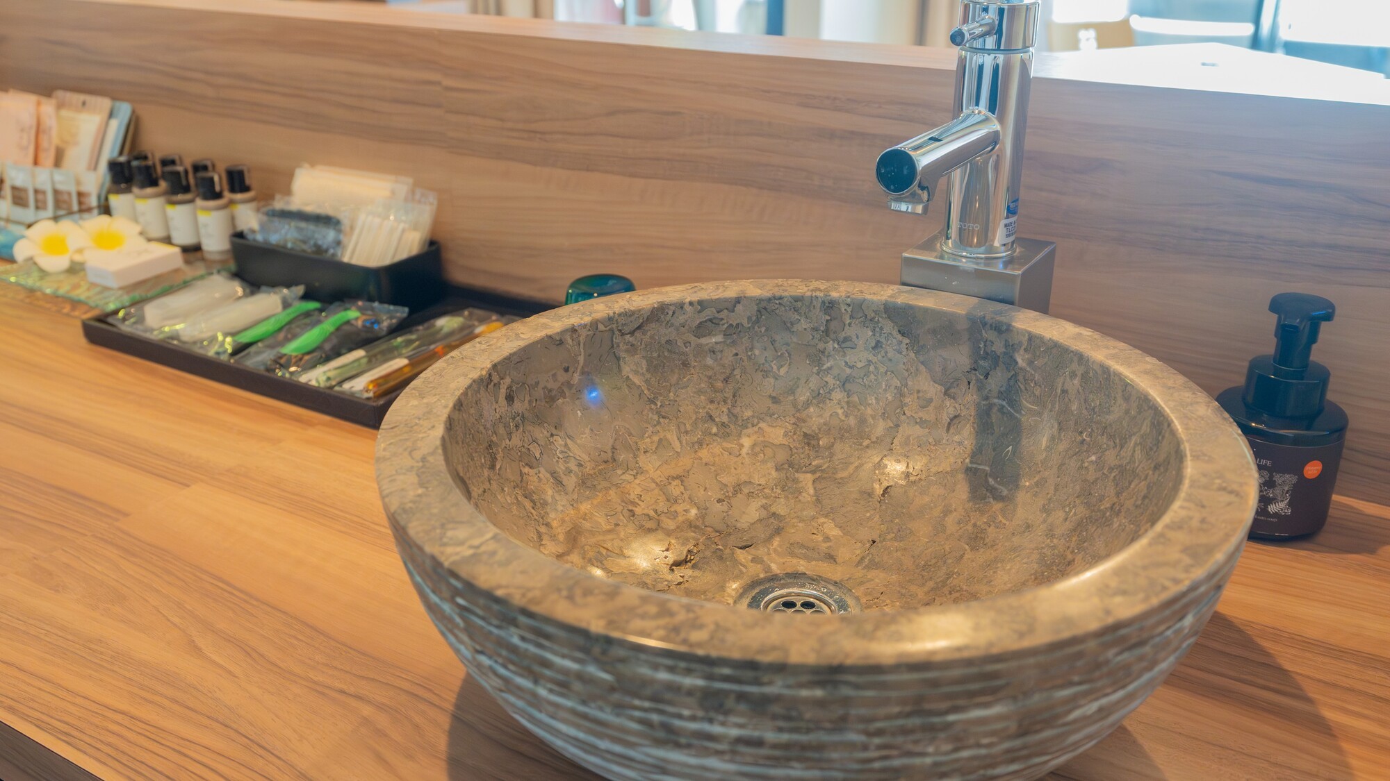 上質な石材をあしらったボウル型洗面台