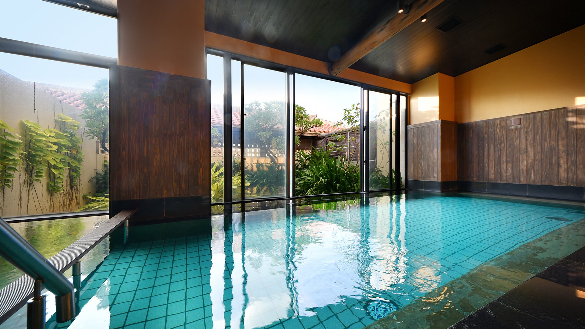 内湯　全身浴に適した41℃前後の内湯は保湿浸透性に優れたナノ水